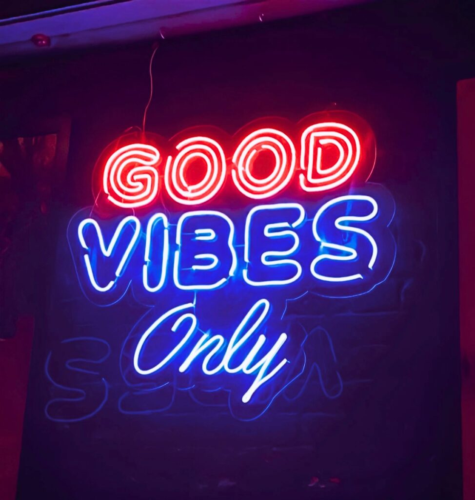 a neon sign that says good vibes only
